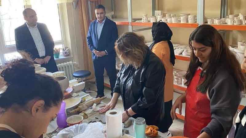 Kavga ettiği amcasını sokak ortasında tabancayla vurdu