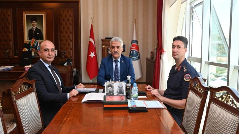 Kavga ettiği amcasını sokak ortasında tabancayla vurdu
