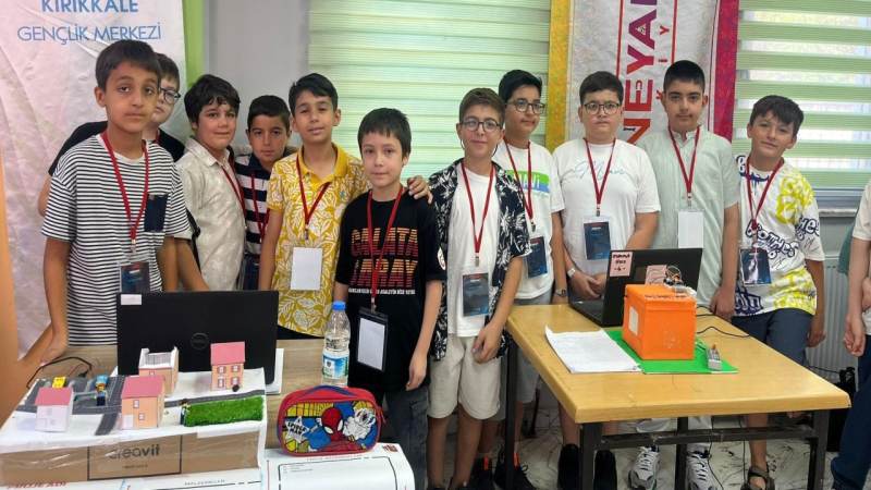Kavga ettiği amcasını sokak ortasında tabancayla vurdu