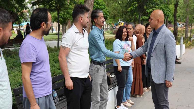 Kavga ettiği amcasını sokak ortasında tabancayla vurdu