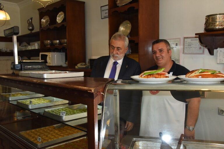 Palandöken: “Bayram sofranız sağlıksız yiyeceklerle dolmasın”