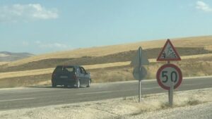 Ters yönde giden araç sürücüsünün rahatlığı pes dedirtti