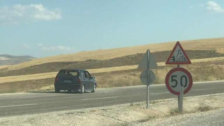 Ters yönde giden araç sürücüsünün rahatlığı pes dedirtti