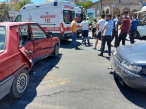 Kayseri’de iki araç kavşakta çarpıştı; 6 kişi yaralandı