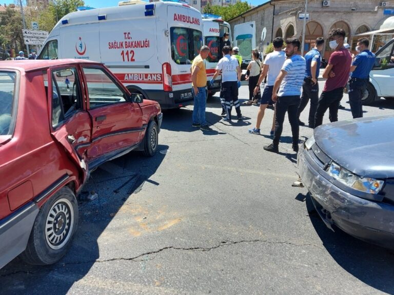 Kayseri’de iki araç kavşakta çarpıştı; 6 kişi yaralandı