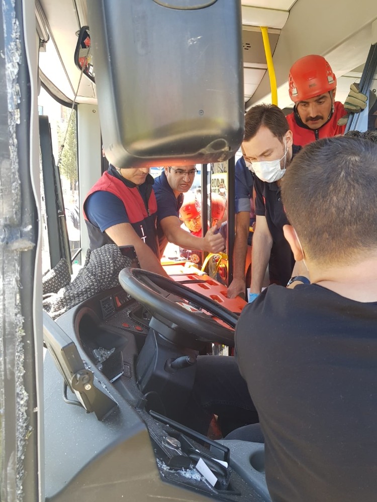 Otobüste sıkışan sürücüyü itfaiye ekipleri kurtardı