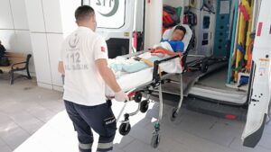 Cam şişede torpil patlatan 2 kardeş yaralandı