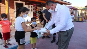 MHP’li vekil çocuklara özel yaptırdığı maskeleri oyun parklarında dağıttı