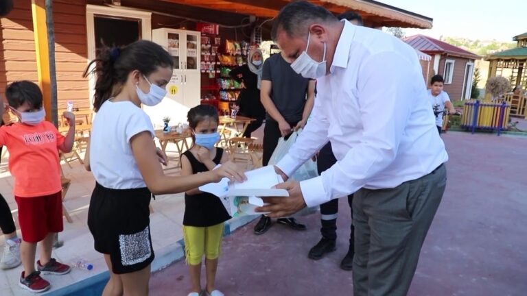MHP’li vekil çocuklara özel yaptırdığı maskeleri oyun parklarında dağıttı