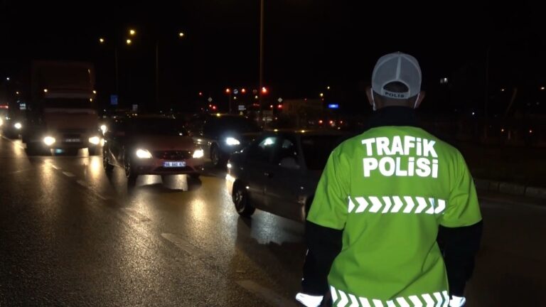Büyük şehirlere geri dönüş için yollara akın ettiler: ’kilit kavşak’ta trafik yoğunluğu
