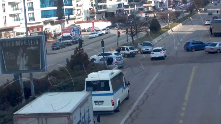 Kırıkkale’de dikkatsiz sürücünün kaza anı kamerada