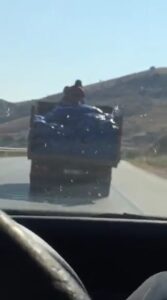 Kamyon kasasında tehlikeli yolculuk