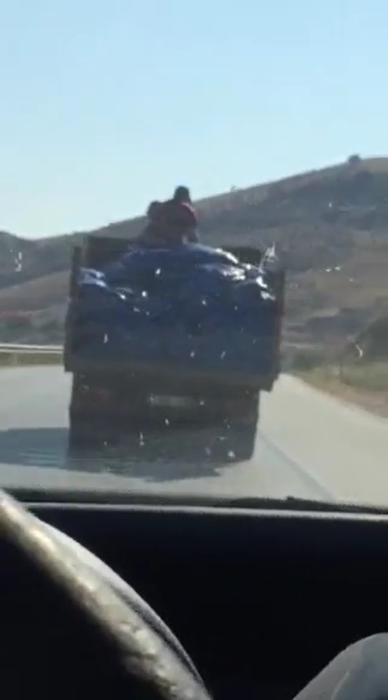 Kamyon kasasında tehlikeli yolculuk