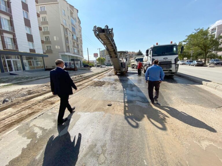 Kırşehir Belediyesi’nin bozuk yollardaki çalışmaları sürüyor