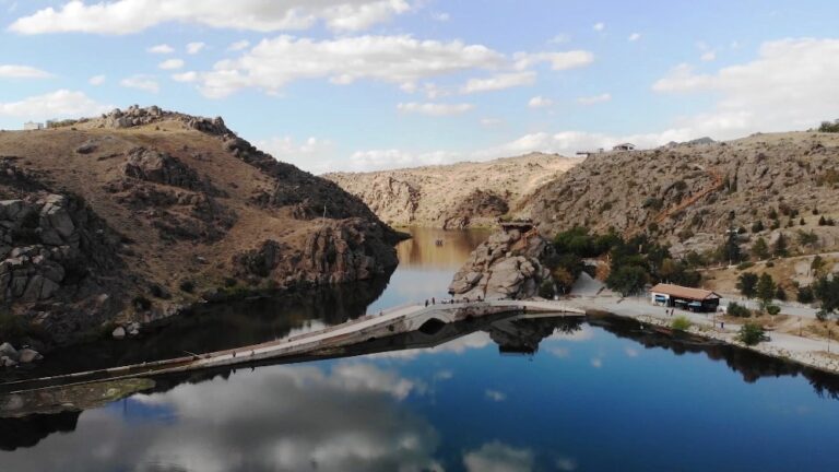Tarih ve doğanın bir arada olduğu kanyonda ‘tekne turu’ keyfi