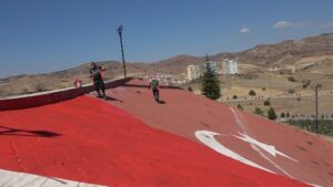 43 ilin geçiş noktasında yer alıyor, 600 metrekarelik Türk bayrağı bakıma alındı