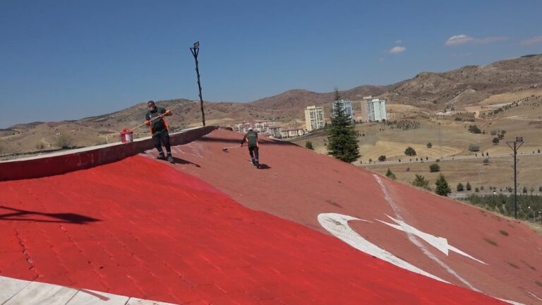 43 ilin geçiş noktasında yer alıyor, 600 metrekarelik Türk bayrağı bakıma alındı
