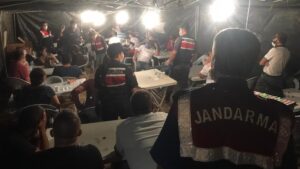 Jandarmayı şaşkına çeviren operasyon: Tarlanın ortasına çadır kurup kumar oynadılar