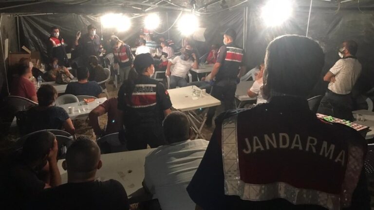 Jandarmayı şaşkına çeviren operasyon: Tarlanın ortasına çadır kurup kumar oynadılar