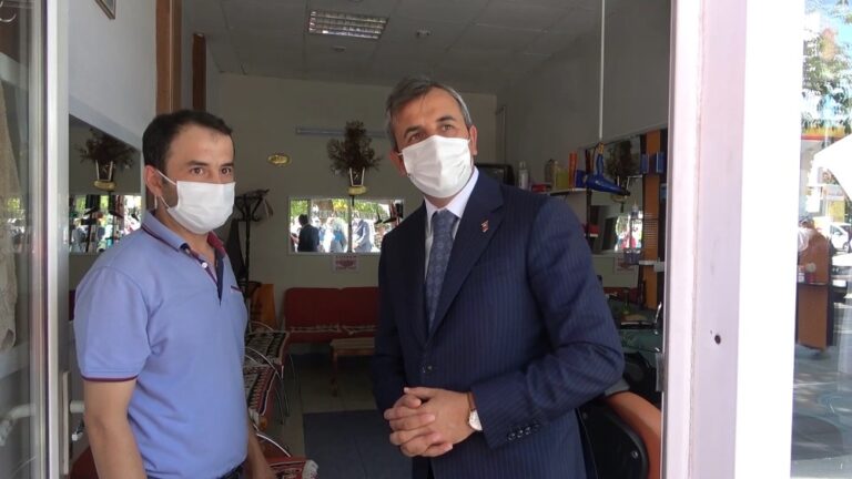 Korona denetiminde vali ’maske’ dedi vatandaş ’üzüm’