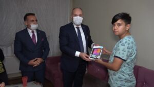 Uzaktan eğitim için öğrencilere internet paketli tablet dağıtıldı