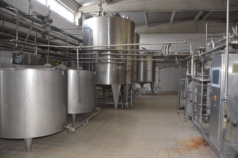 Süt üreticisinin ekonomisine can katacak tesisin imzaları atıldı