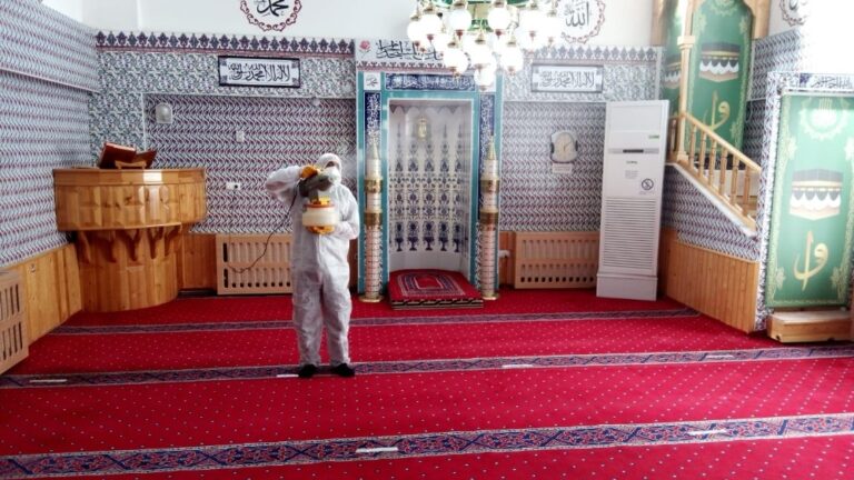 Korona virüse karşı camiler dezenfekte ediliyor