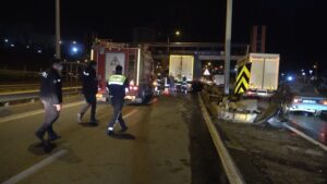 Bariyerlere çarpan tırın deposundan litrelerce mazot aktı, itfaiye hazır bekledi