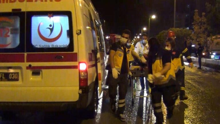 Ekipler, araçta sıkışan sürücüyü kurtarmak için zamanla yarıştı