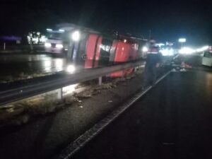 Islak zeminde kayan tır böyle devrildi