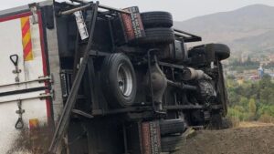 Yoldan çıkan kamyon uçuruma ramak kala devrildi