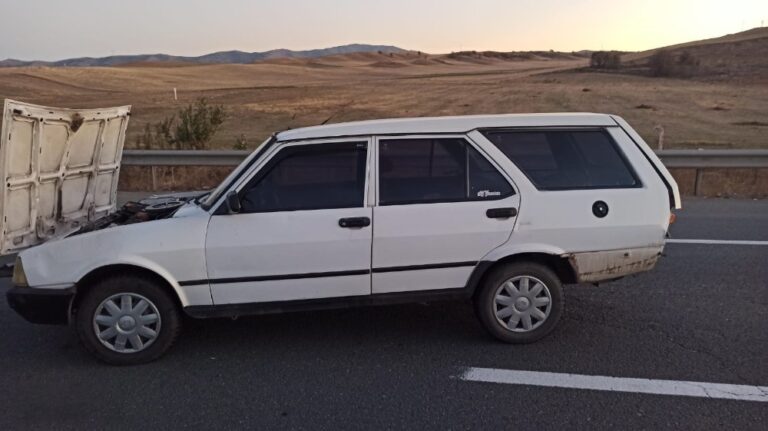 Otomobilin kapısından yola savrulan kadın yaşamını yitirdi