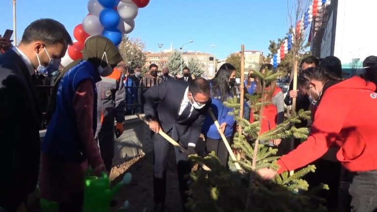 Bakan Kasapoğlu, Kırıkkale’de Gençlik Merkezi açılışına katıldı