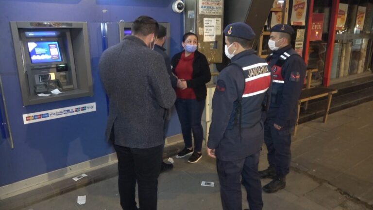 Çöp kamyonu, ekiplerden kaçan otomobili durdurmak için yolu kapattı