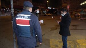 ‘Kimse yok’ diye sokakta sigara içerken ekiplere yakalandı, 900 lira ceza aldı