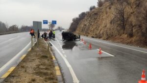 Kayganlaşan yolda otomobil takla attı, bir aile ölümden döndü
