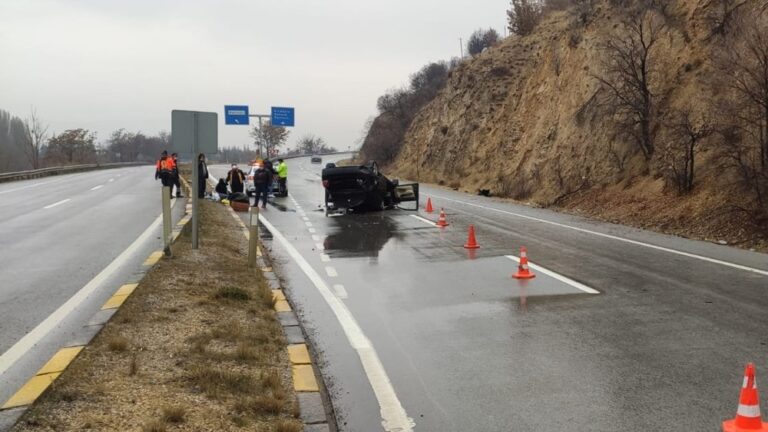 Kayganlaşan yolda otomobil takla attı, bir aile ölümden döndü
