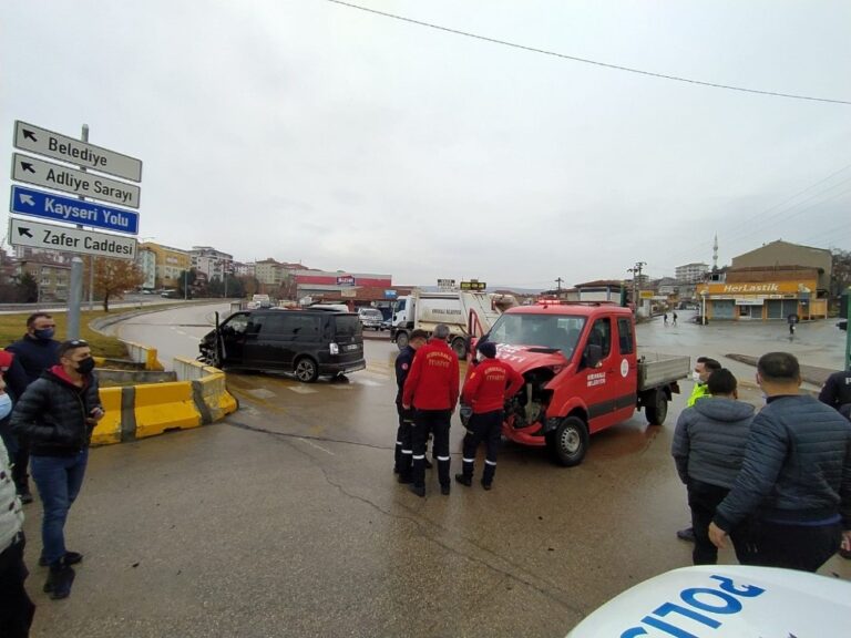 Sokağa çıkma kısıtlamasında şehir içinde trafik kazası