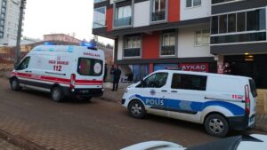 Kontrolden çıkan otomobil iş yerine daldı