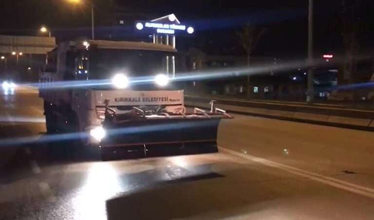 Kırıkkale Belediyesi kar ve buzlanmaya karşı 24 saat görevde
