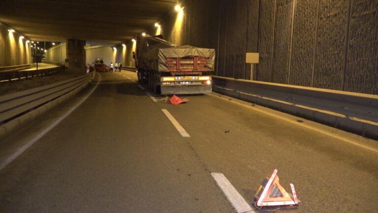 Tıra arkadan çarpan otomobil 50 metre sürüklendi: 2 yaralı
