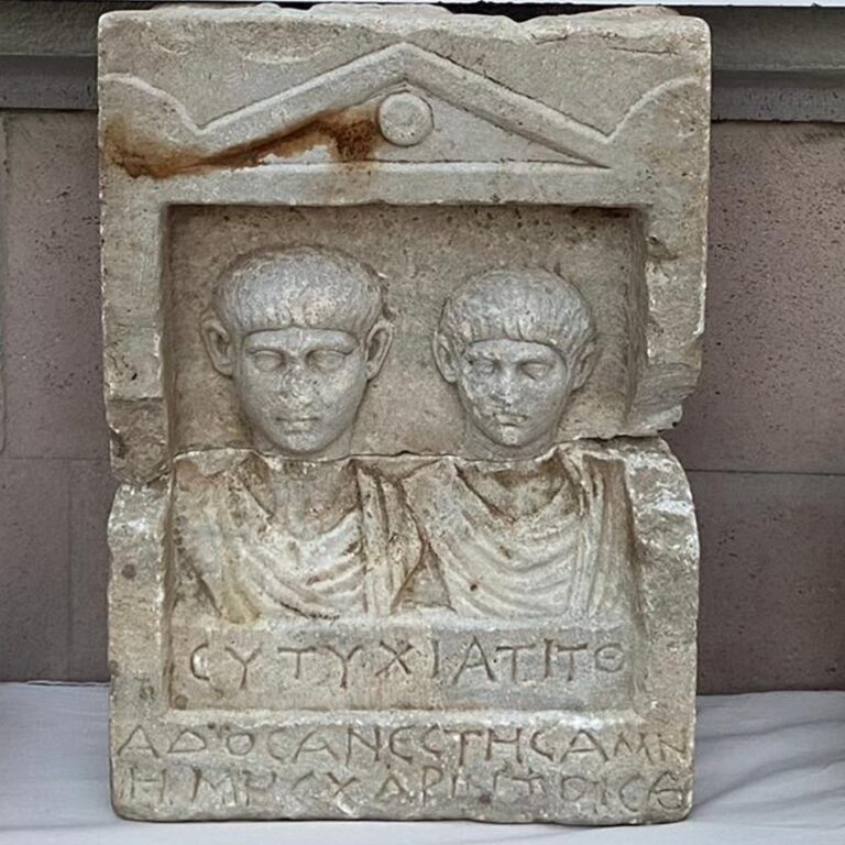 Antik Roma dönemine ait tarihi ele geçirildi: İnsan figürlü taşın üzerindeki harfler dikkat çekti
