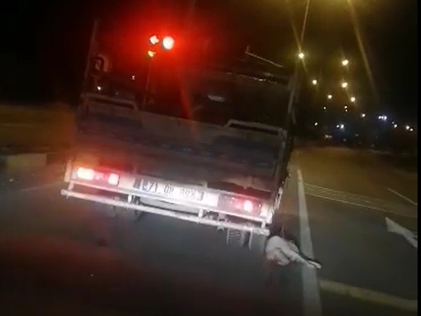 Kamyonetin arkasına bağladığı köpeği kilometrelerce sürükledi
