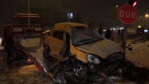 Otobüs ile ticari taksinin çarpıştığı kaza anı kamerada: 1 ölü