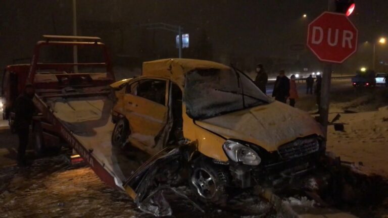Otobüs ile ticari taksinin çarpıştığı kaza anı kamerada: 1 ölü