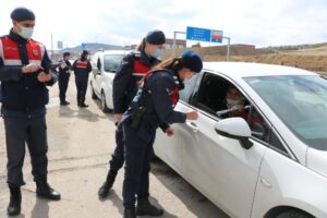 Jandarma ekiplerinden kadınlara karanfil sürprizi