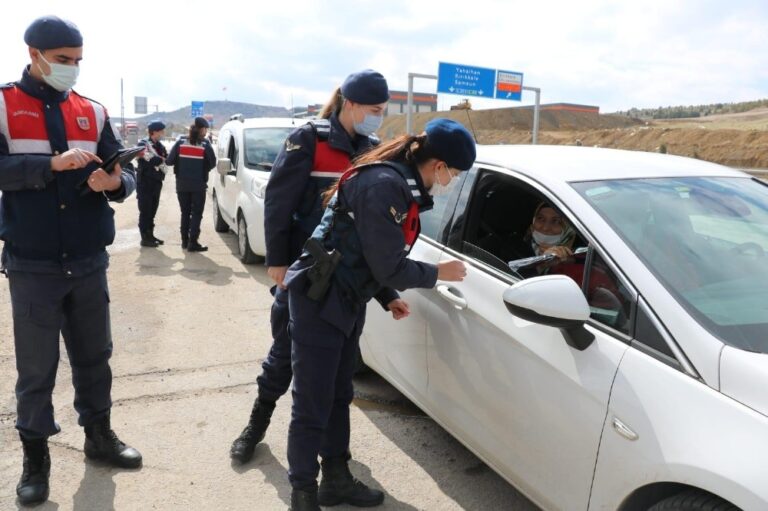 Jandarma ekiplerinden kadınlara karanfil sürprizi