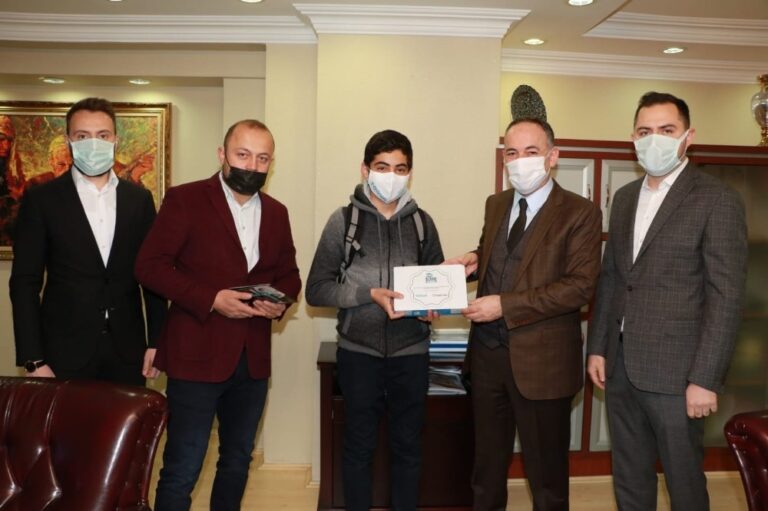 TÜGVA’nın yarışmasında dereye giren öğrenci ödülünü Başkan Saygılı’dan aldı