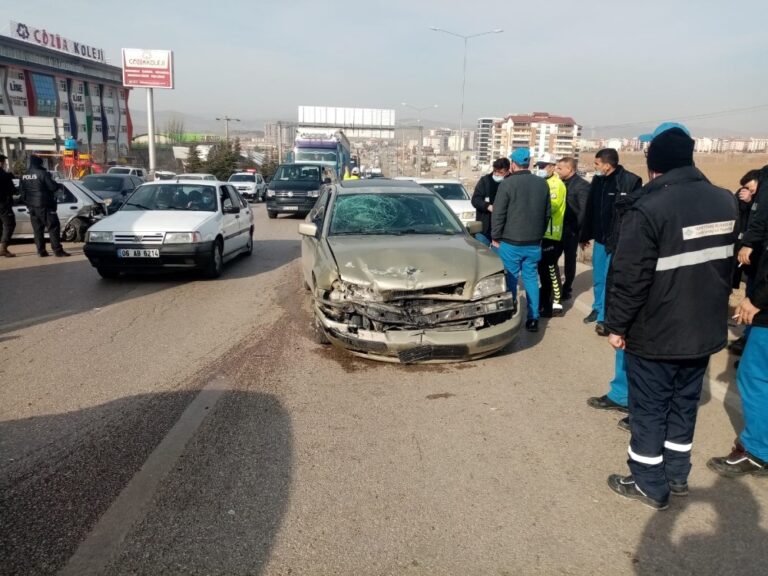 Kırıkkale’de üç araçlı zincirleme kaza: 4 yaralı