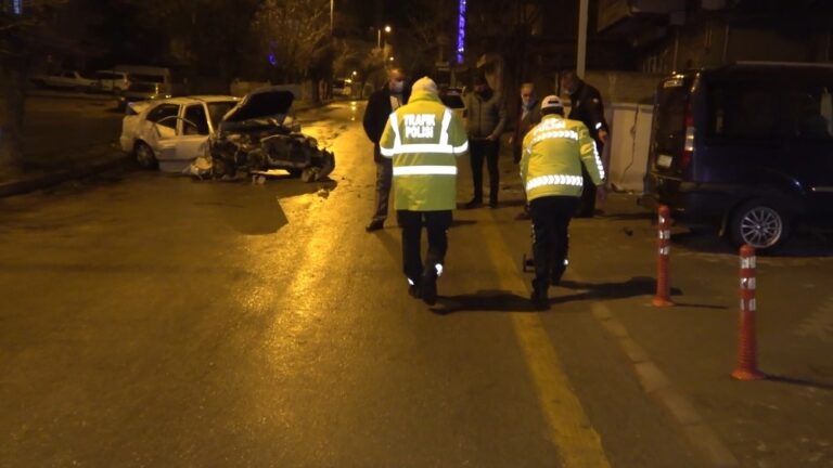 Aşırı hız yapan otomobil duvara çarptı: Ekipler sürücüyü kurtarmak için zamanla yarıştı